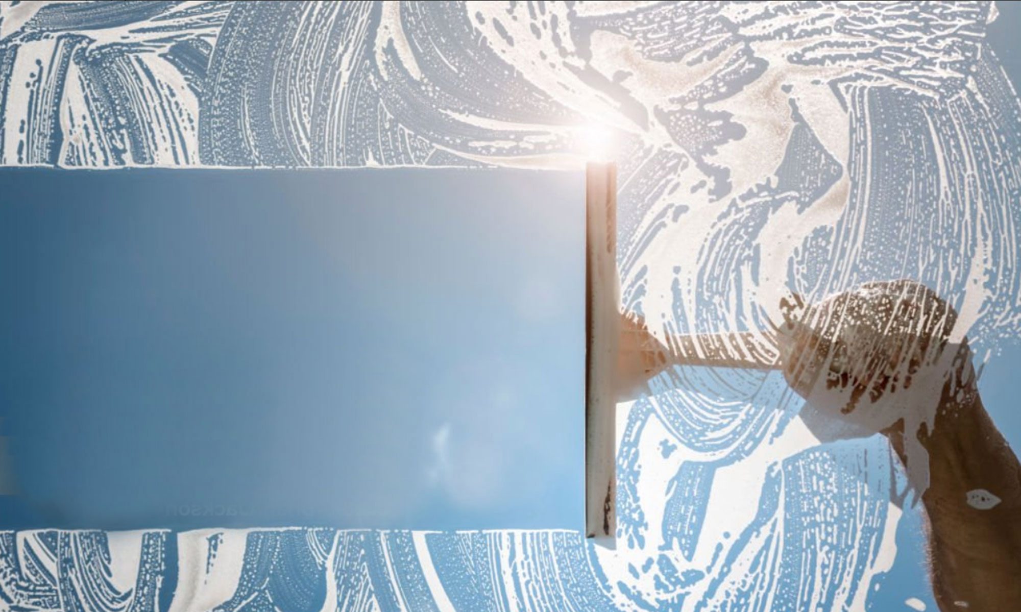 Ein Rakel, der waagerecht geführt wird und Schaum von der Oberfläche entfernt. Er sorgt für einen klaren Blick. Ein Scheibenwischer als Sinnbild für klärende Psychologie. Ein Foto von BrianAJackson auf iStock.