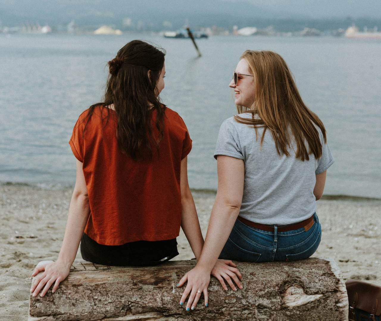 Foto von Priscilla Du Preez 🇨🇦 auf Unsplash Zwei Frauen am Strand sitzend.