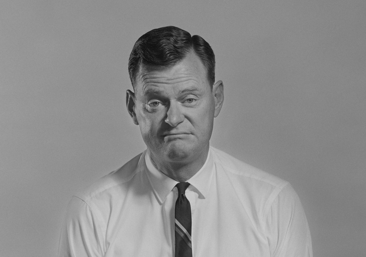 Foto von Getty Images auf Unsplash Ein Schwarz-Weiß-Foto eines Mannes mit Krawatte, der konsterniert dreinblickt.