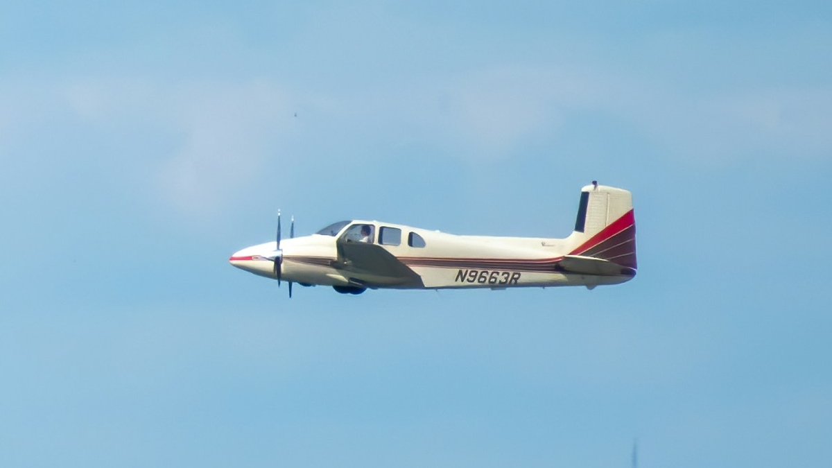 Foto von Rusty Watson auf Unsplash Kleines Flugzeug am weißblauem Himmel als Einladung zum Erstgespräch für eine Paarbegleitung.